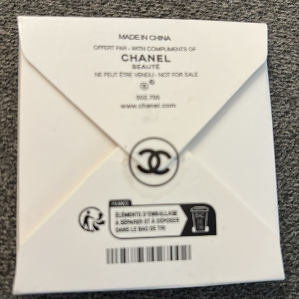 Chanel Beauté Elegant White Packaging brand new - Picture 2 of 4